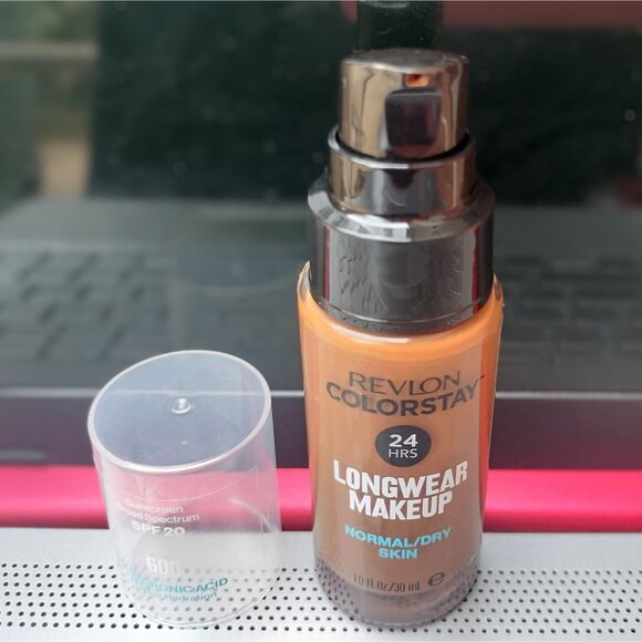 Revlon ColorStay Longwear Makeup 600 Cinnamon SPF 20 For Normal/Dry Skin 24HR Hy - Picture 6 of 10